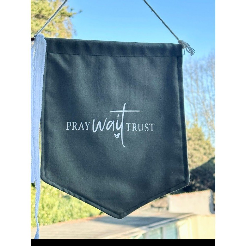 Bandeirola Preta Pray Wait Trust