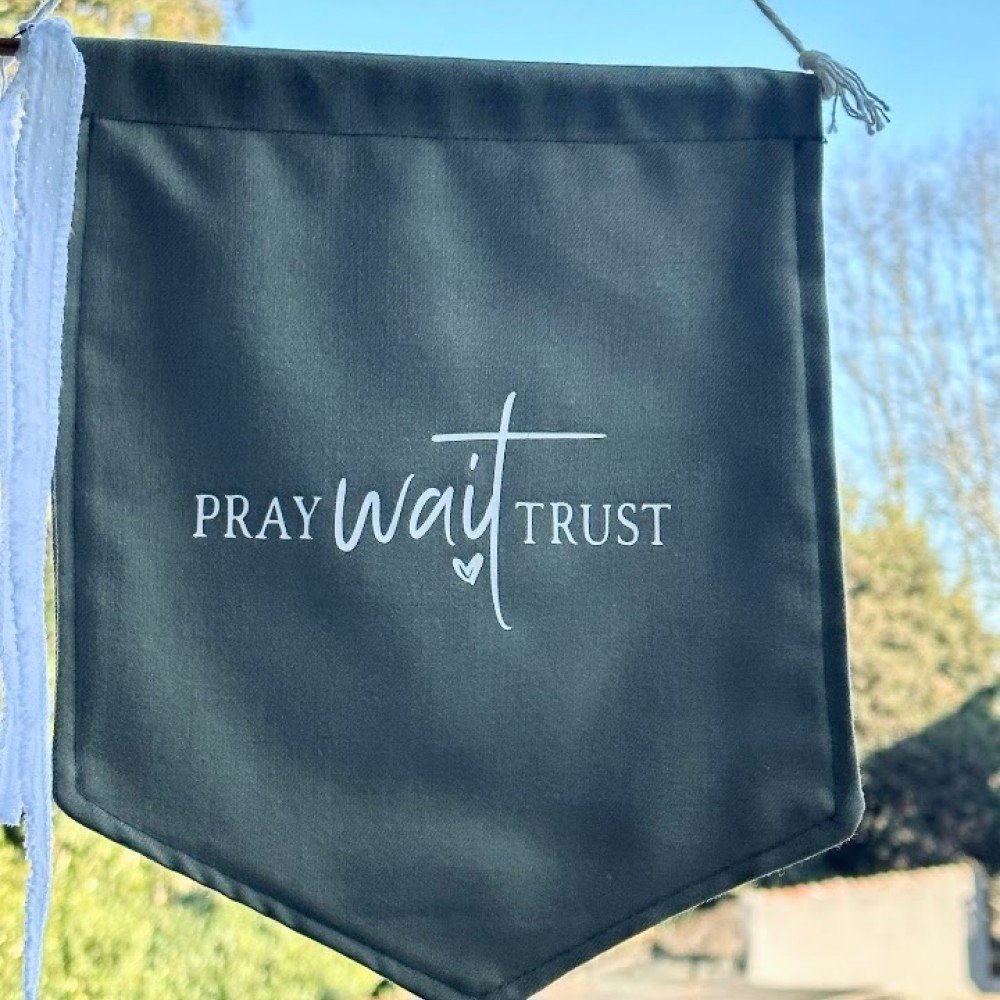 Bandeirola Preta Pray Wait Trust