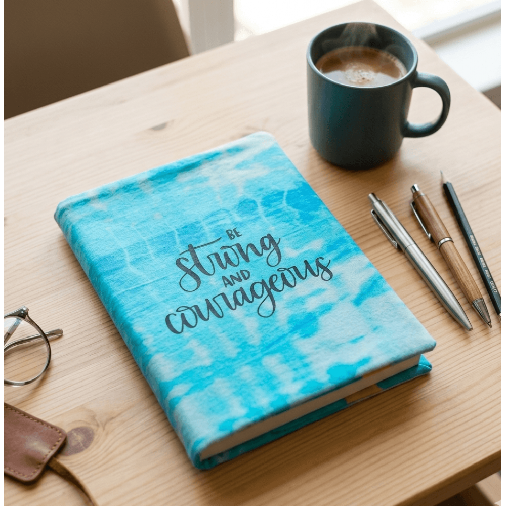 Capa para Bíblia e Livros "Strong and Courageous" 