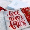 Estojo Love Never Fails