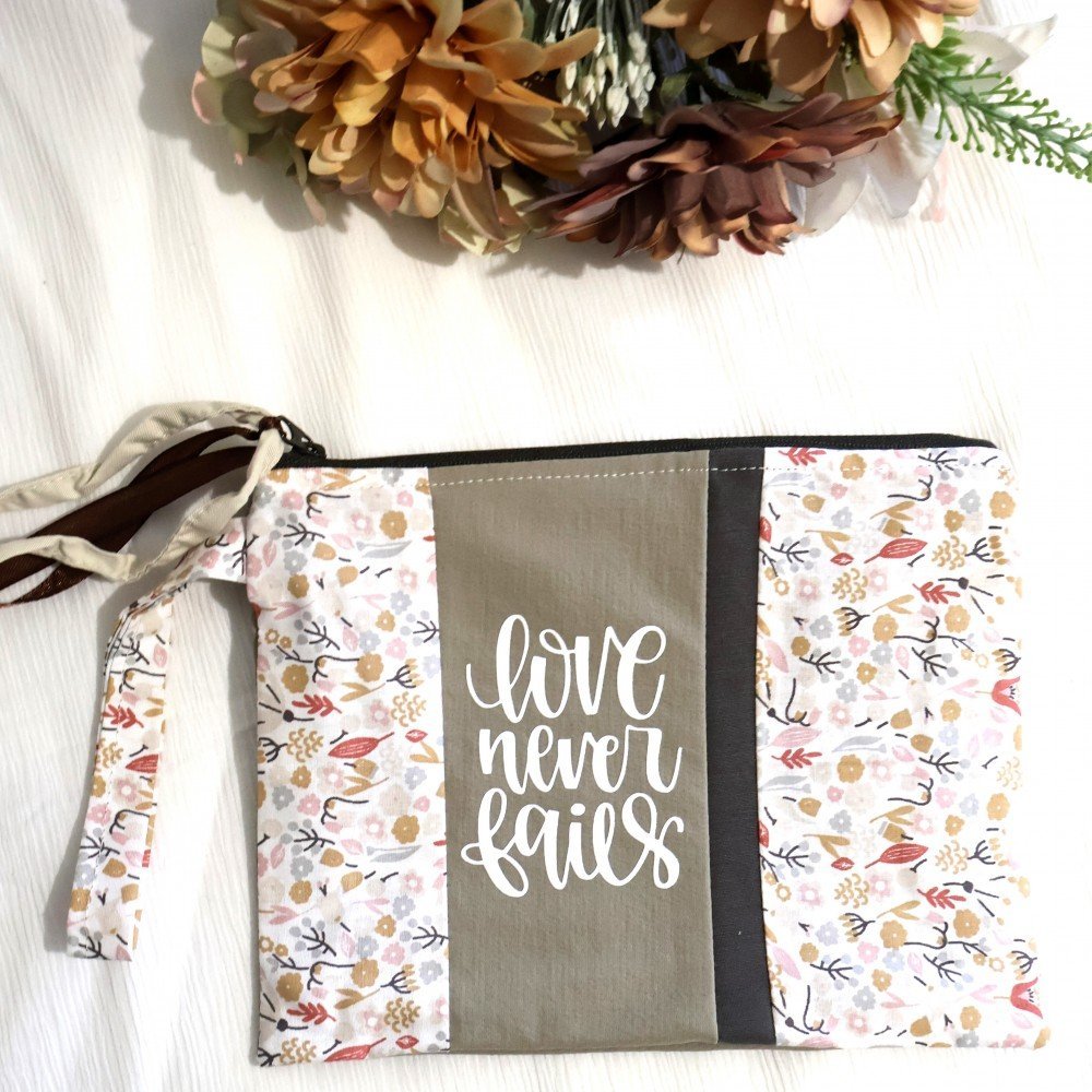 Estojo Love Never Fails