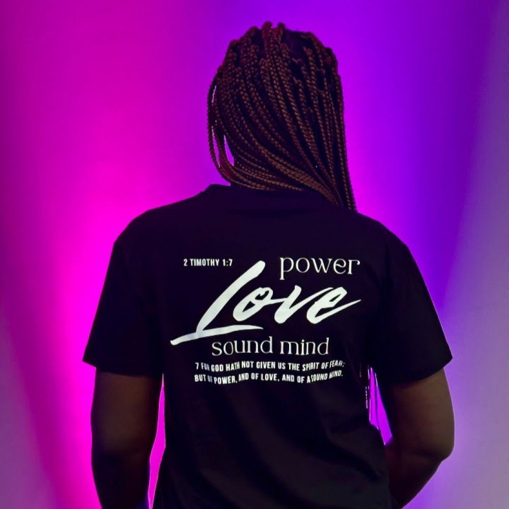 T-SHIRT PRETA PODER E AMOR